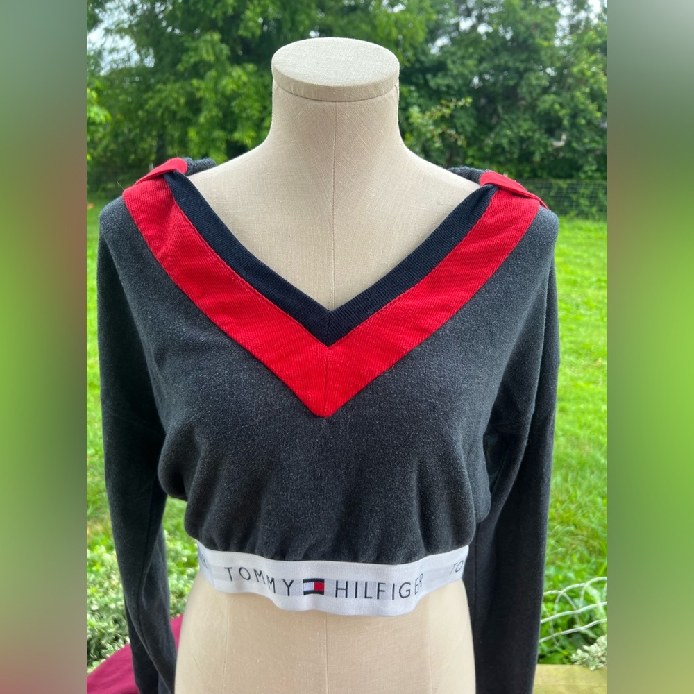 Tommy Hilfiger Women's V-Neck crop top